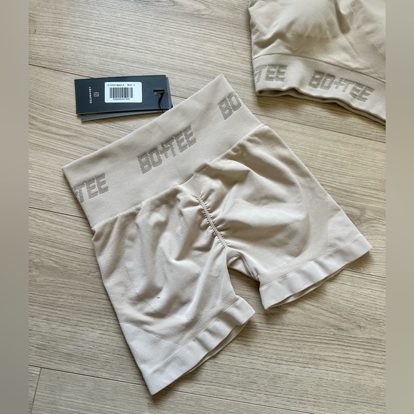 BO+TEE Beige Seamless Sports Bra & Shorts SET NWT S - Picture 4 of 8